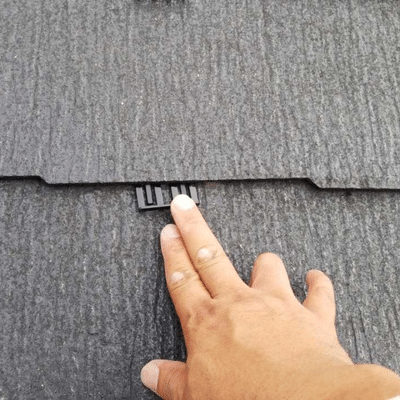 屋根雨漏りを防ぐ作業。タスペーサーの挿入