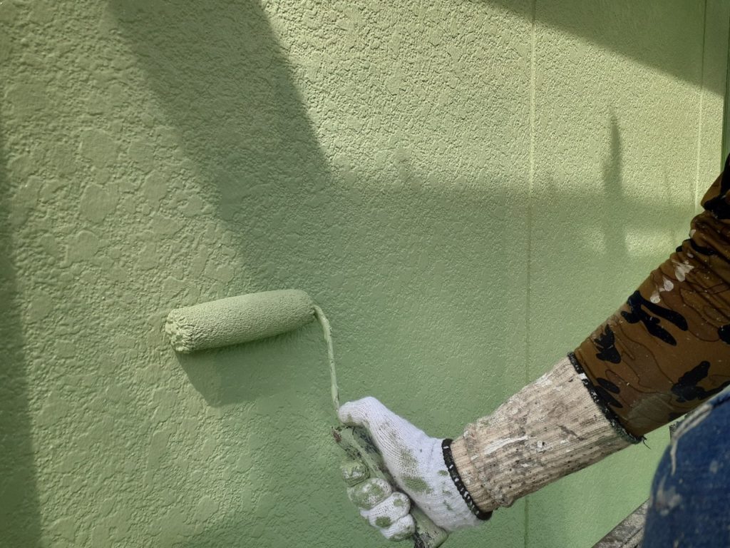 八尾市　外壁塗装　上塗り作業