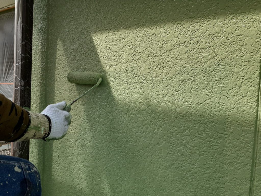 八尾市　外壁塗装　上塗り作業