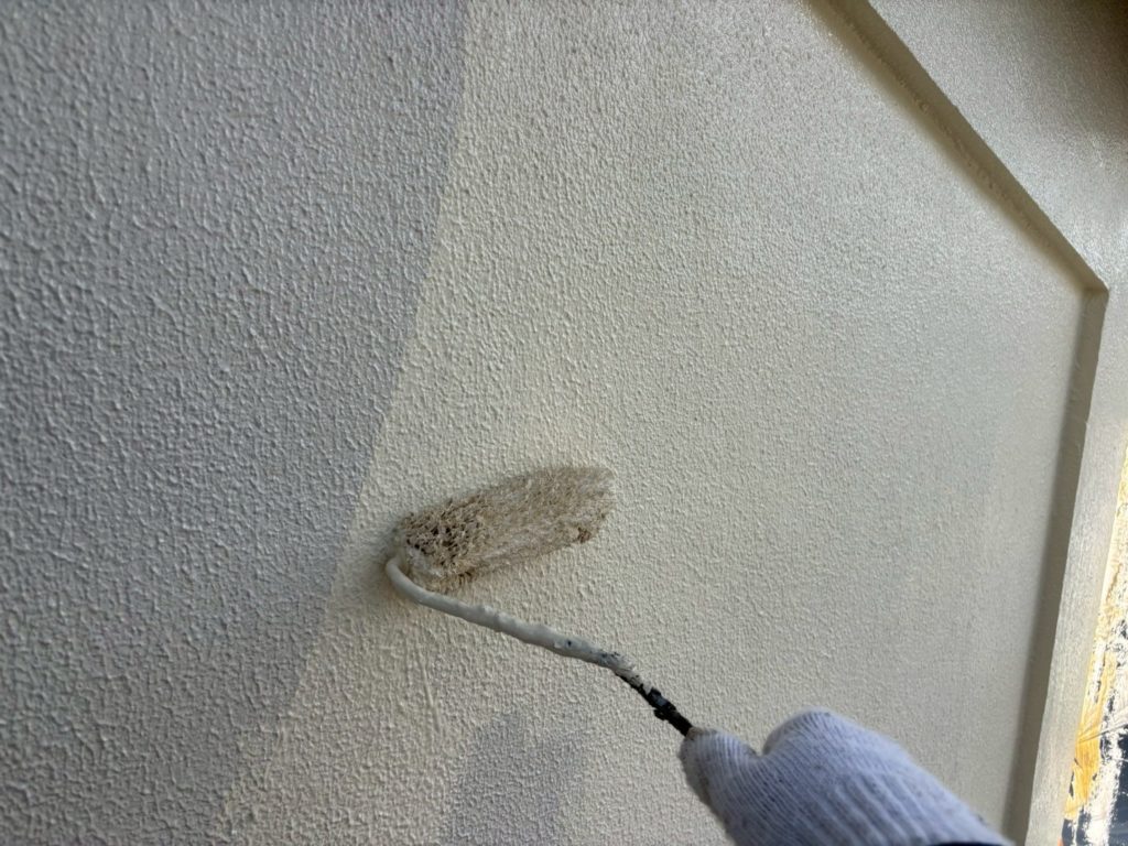 貝塚市外壁塗装上塗り作業