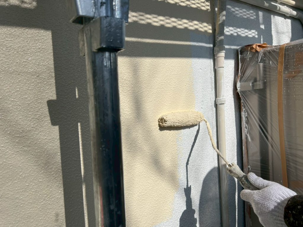 貝塚市外壁塗装上塗り作業